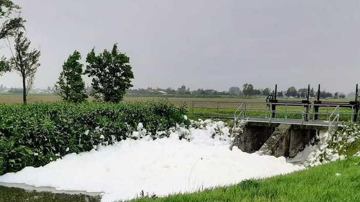 L’Arpae preleva i campioni nel canale coperto di schiuma