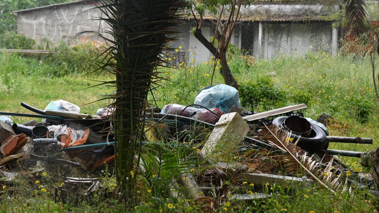Area comunale con rifiuti annessi