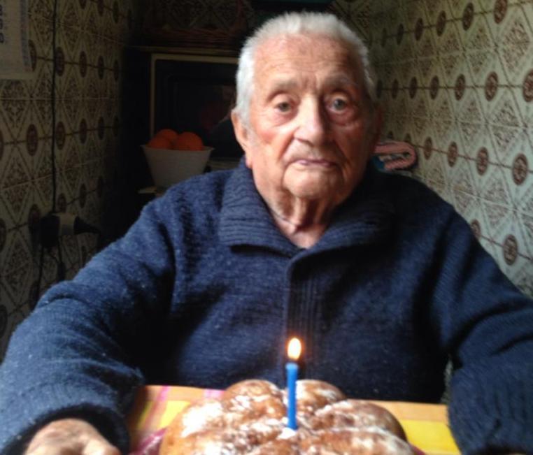 Festa per i 102 anni in solitudine ma zio Barore brinda alla vita 