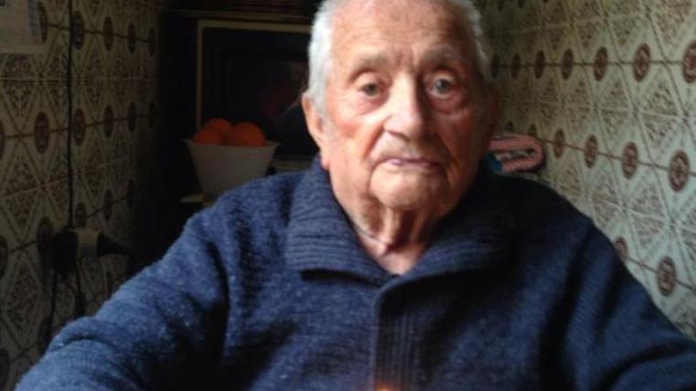 Festa per i 102 anni in solitudine ma zio Barore brinda alla vita 
