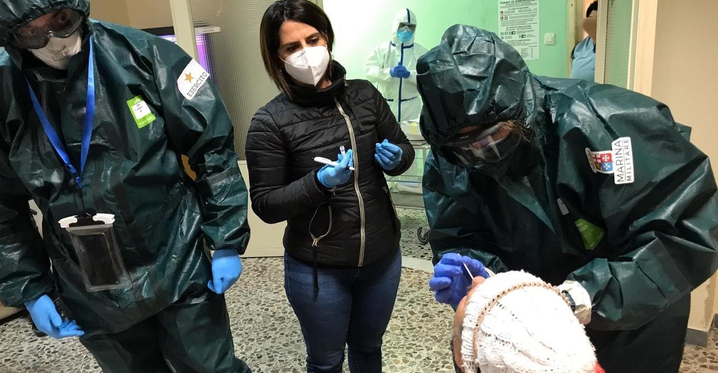 Controlli di medici militari e civili nelle case di riposo per anziani