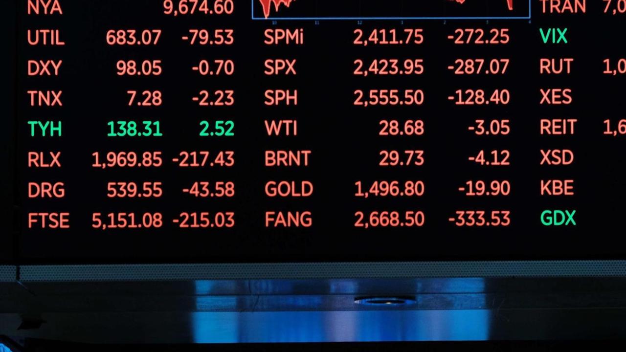 Piazza Affari crolla, vola lo spread