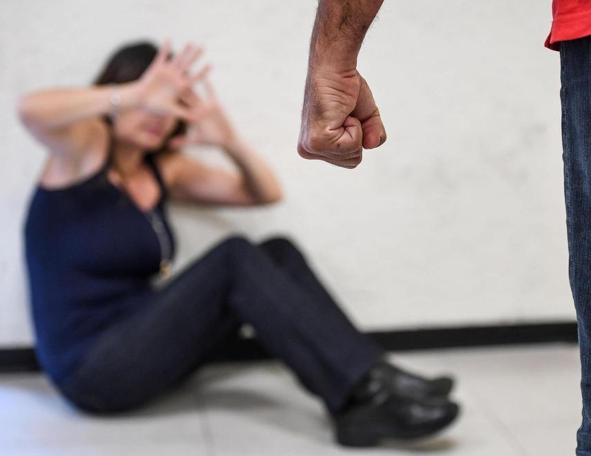 Le accuse della compagna «Mi picchiava anche incinta» 