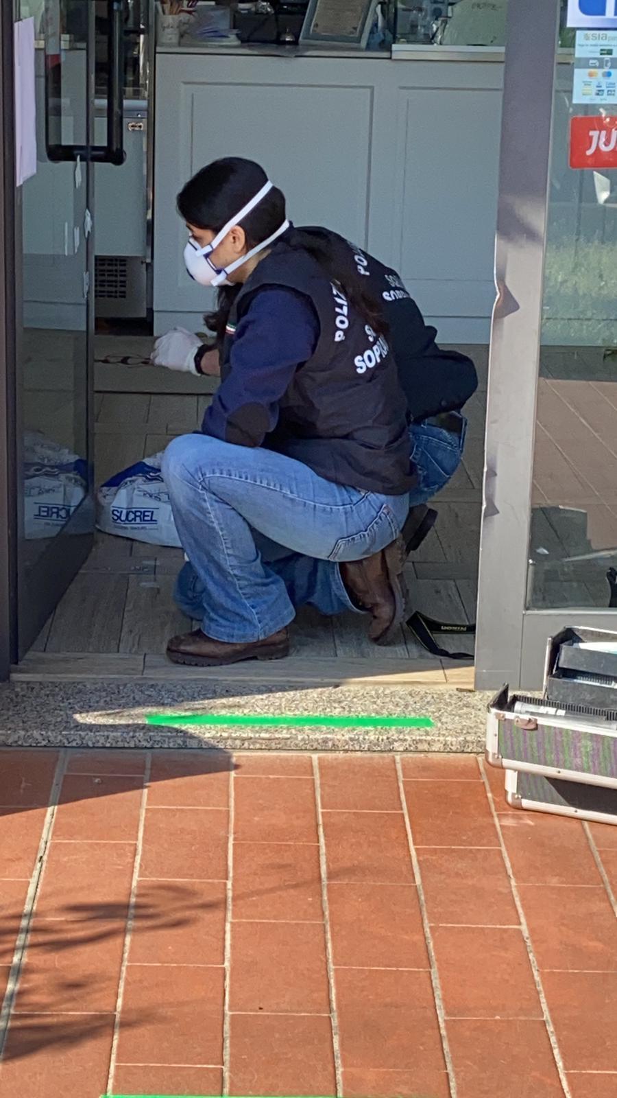 I rilievi della polizia scientifica in via Galliano Masini