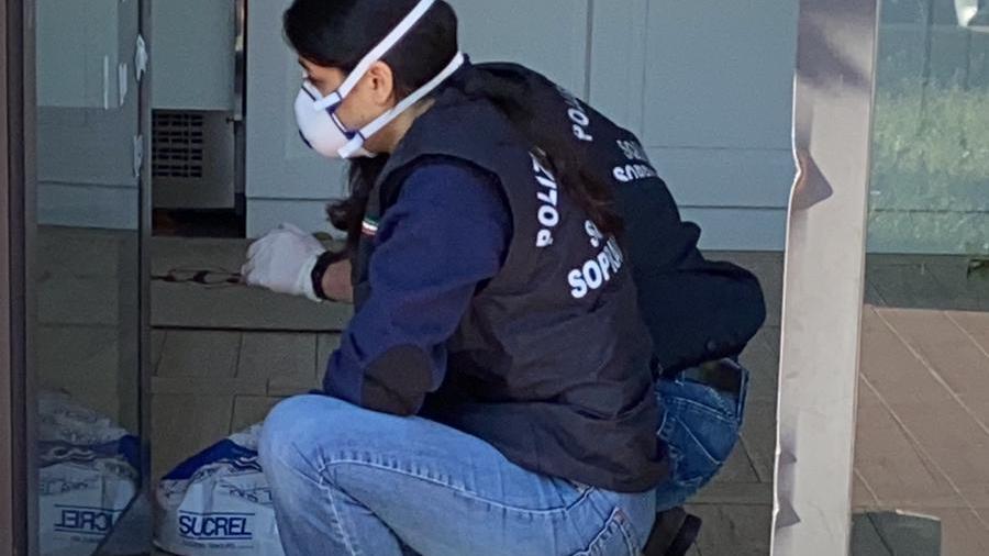 I rilievi della polizia scientifica in via Galliano Masini