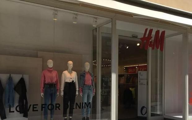 La vetrina di H&M in corso Carducci (Foto d'archivio)