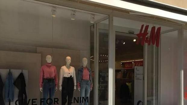 La vetrina di H&M in corso Carducci (Foto d'archivio)