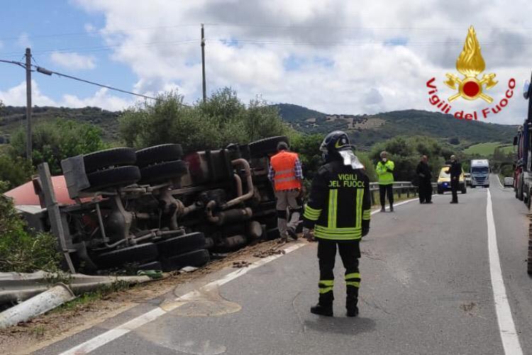 Siniscola, autobetoniera si ribalta su un fianco: in ospedale l'autista 