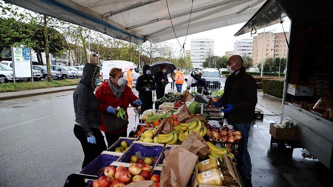 Un banco di generi alimentari al mercato in tempi di coronavirus