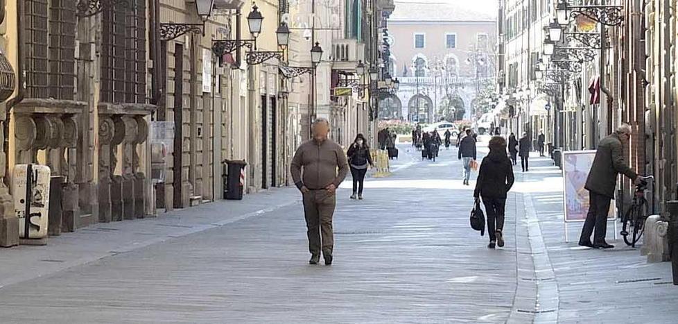 Corso Italia con la maggior parte dei negozi chiusi