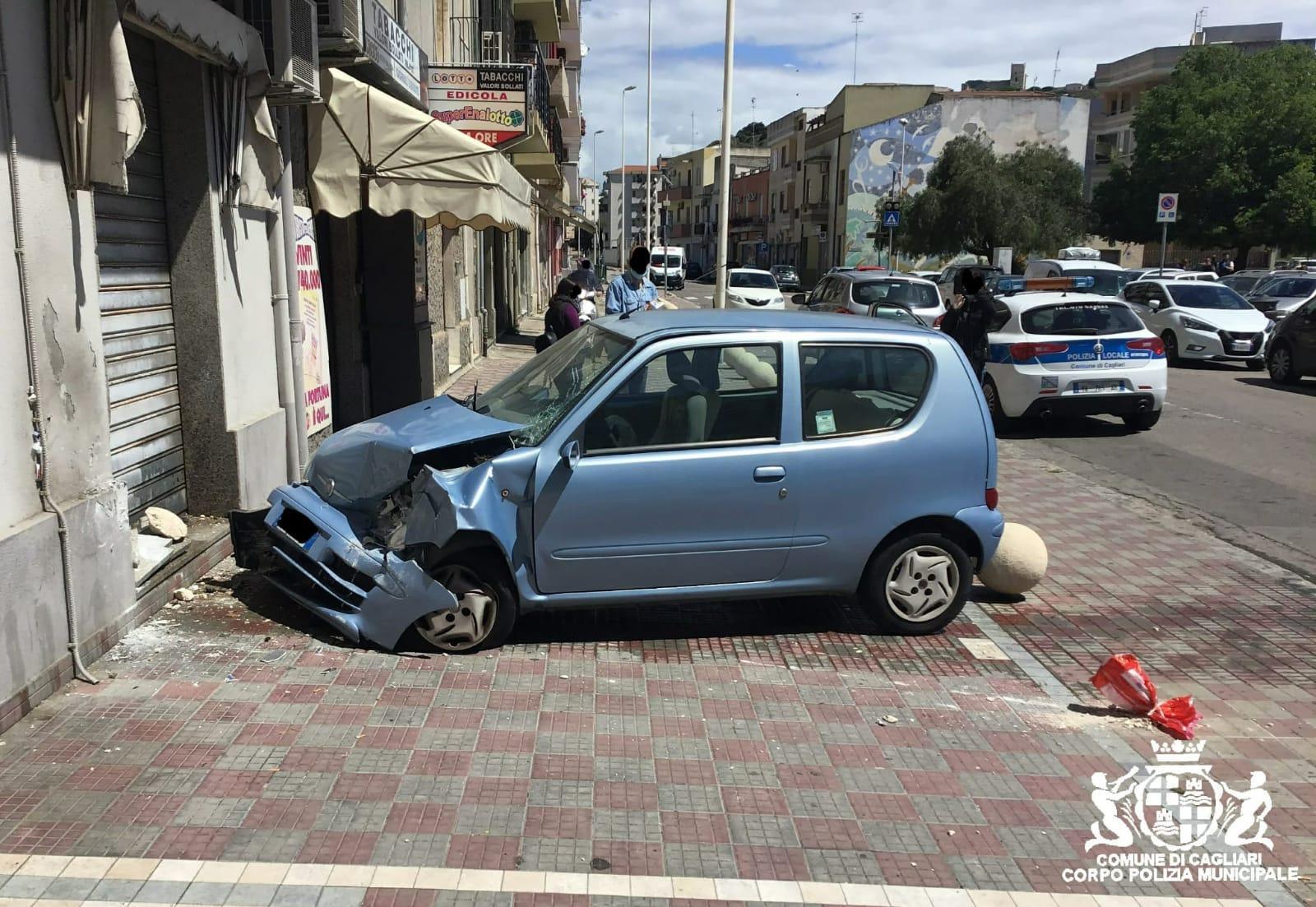 L'incidente a Cagliari tra via Meilogu e via Mandrolisai (foto Mario Rosas)