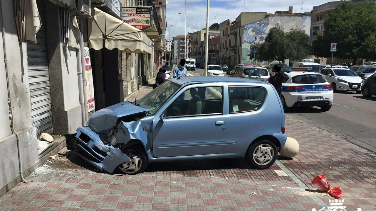 L'incidente a Cagliari tra via Meilogu e via Mandrolisai (foto Mario Rosas)