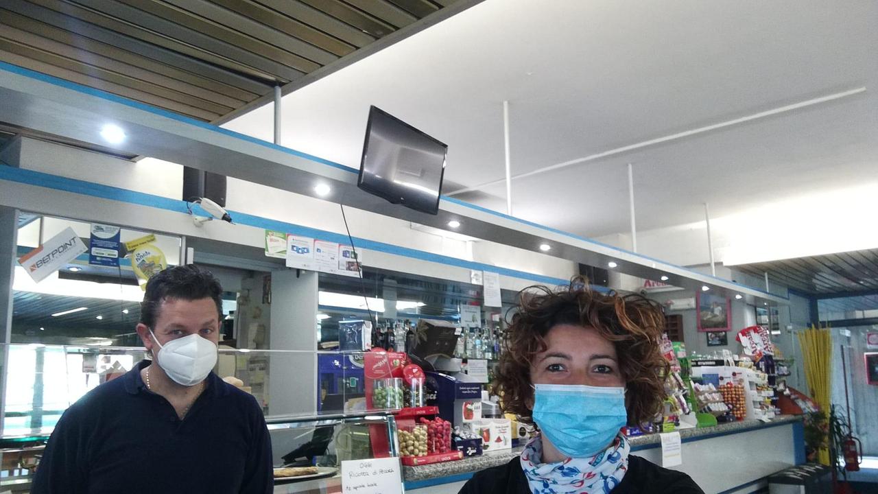 Fabio Niccolini e Katiuscia Giovannini, titolari del bar Montechiaro in viale Adua