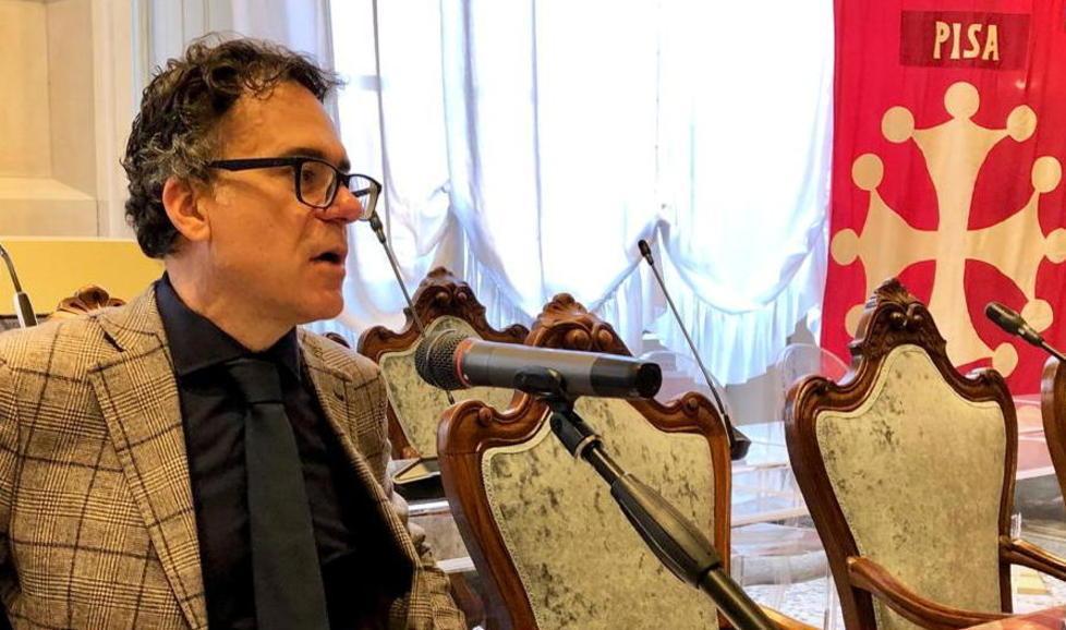 Il sindaco di Pisa, Michele Conti, ieri durante la conferenza stampa di presentazione del piano comunale per la Fase 2