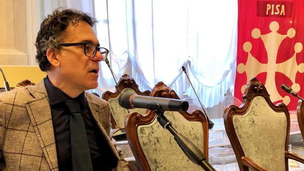 Il sindaco di Pisa, Michele Conti, ieri durante la conferenza stampa di presentazione del piano comunale per la Fase 2