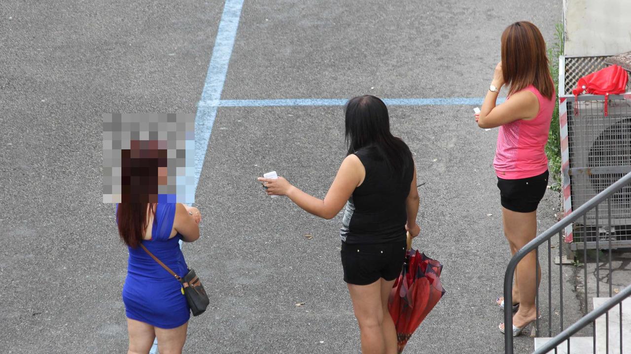 Prostitute cinesi in strada a Prato (archivio)