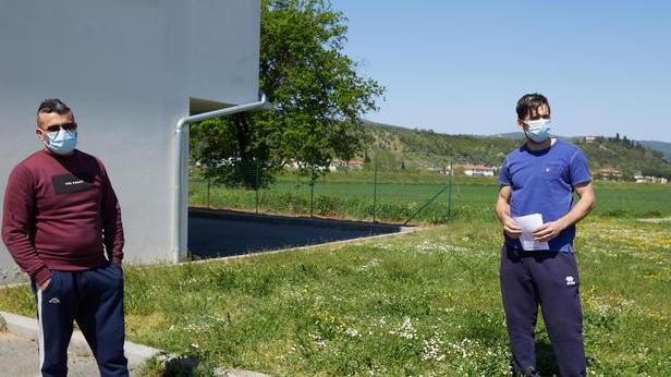 Le bambine si salutano, scattano le multe per i due genitori