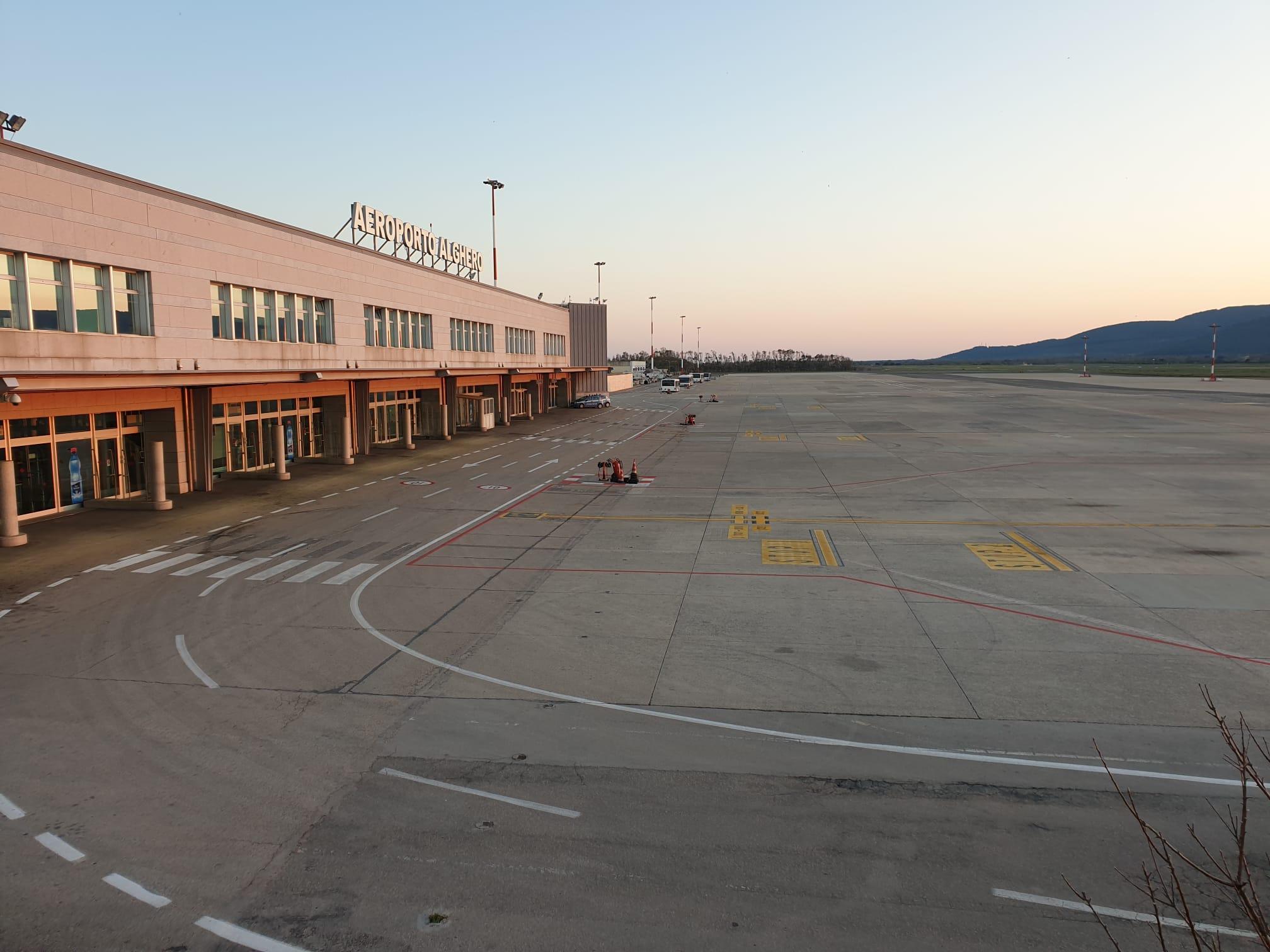 L'aeroporto di Alghero desolatamente vuoto