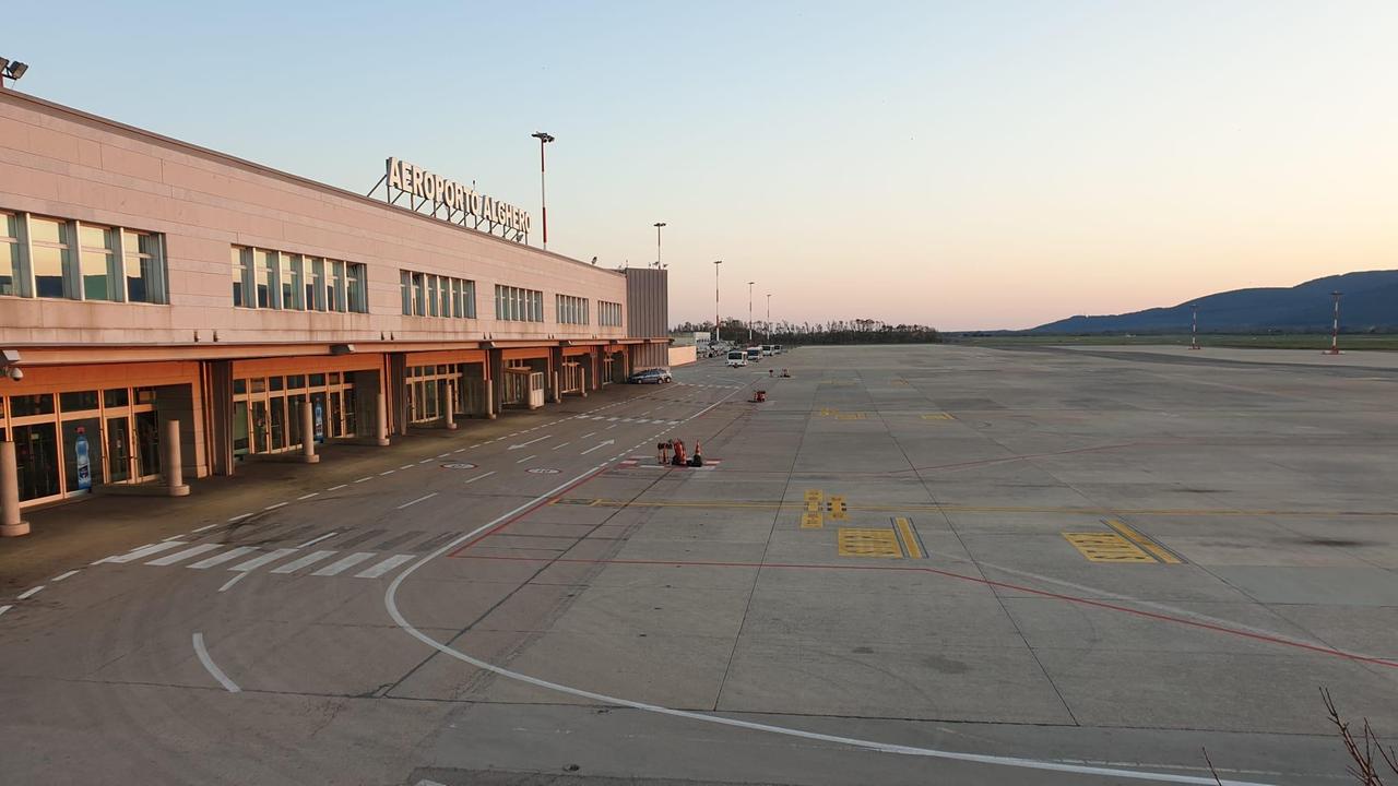 L'aeroporto di Alghero desolatamente vuoto