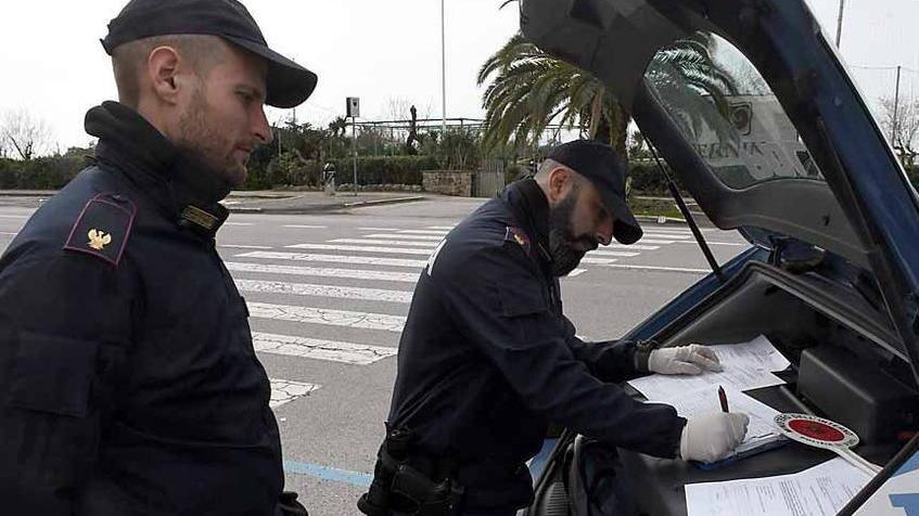 Ruba al supermercato e gli trovano merce nascosta anche sullo scooter