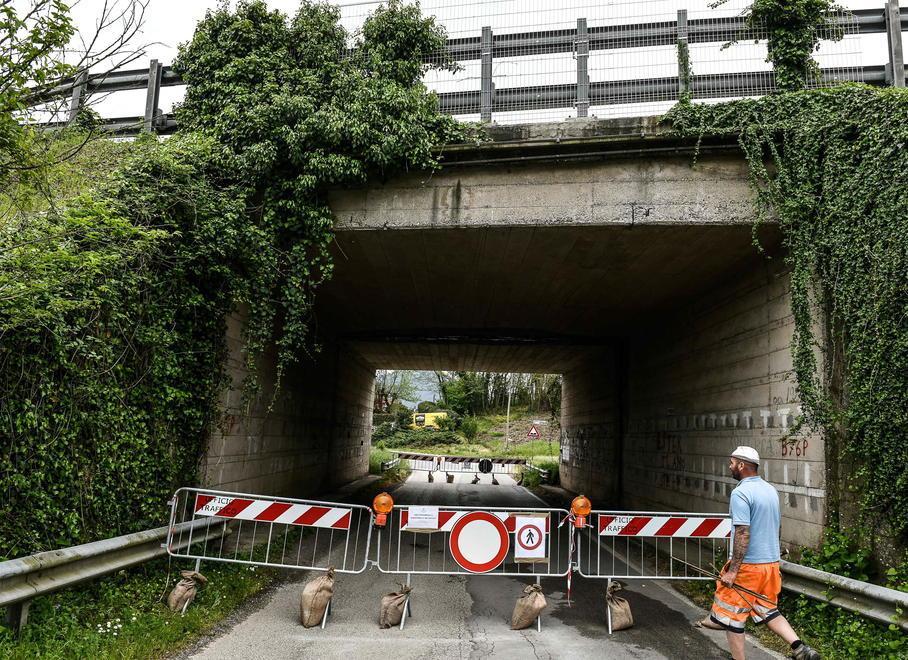 Inchiesta sulla caduta dei calcinacci, sigilli a tre sottopassaggi della Bretella 