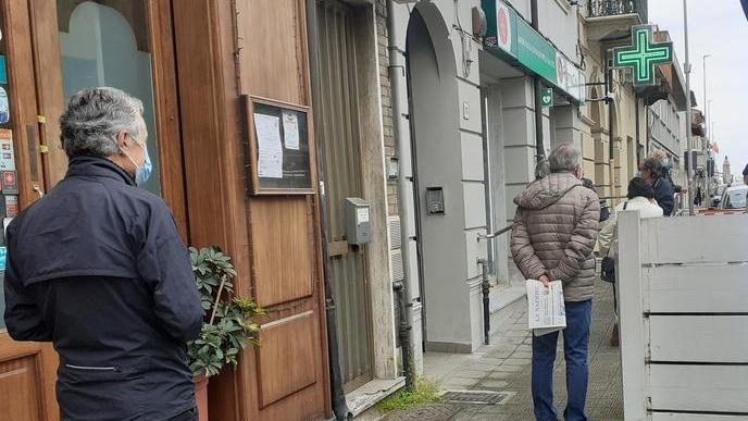 Nelle farmacie mascherine esaurite nel giro di poche ore