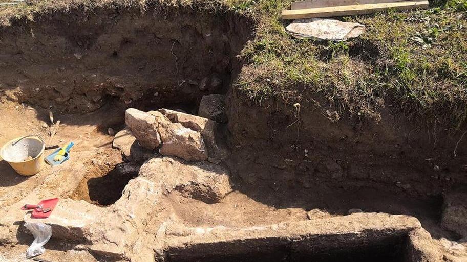 Scoperte tre tombe antiche durante i lavori Asa a Baratti