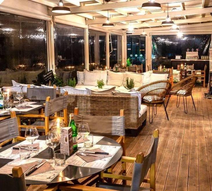 La veranda esterna della pizzeria Disapore gourmet di Cecina (foto dalla pagina Facebook)
