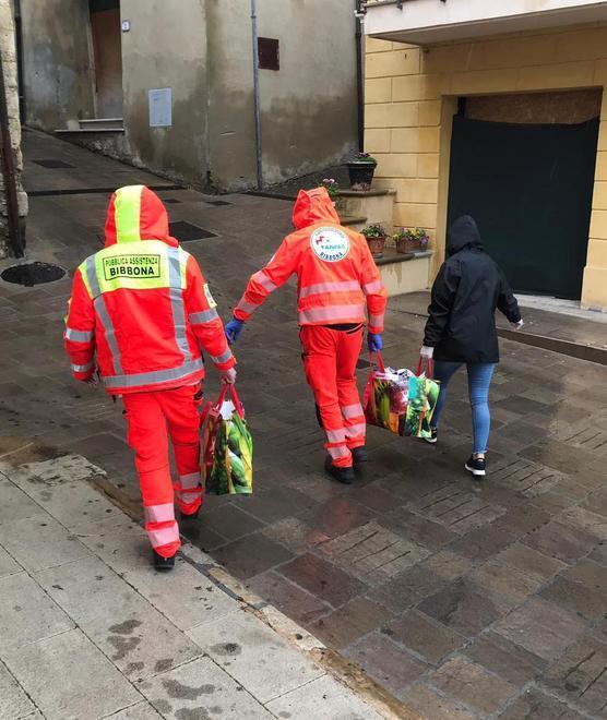 Viveri a 79 famiglie terza consegna dei pacchi 