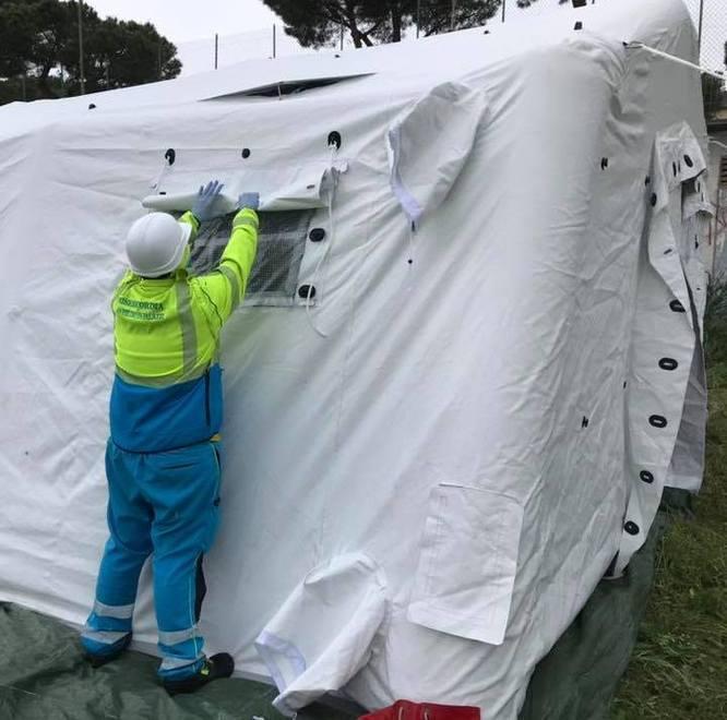Svestizione dei volontari montata una tenda