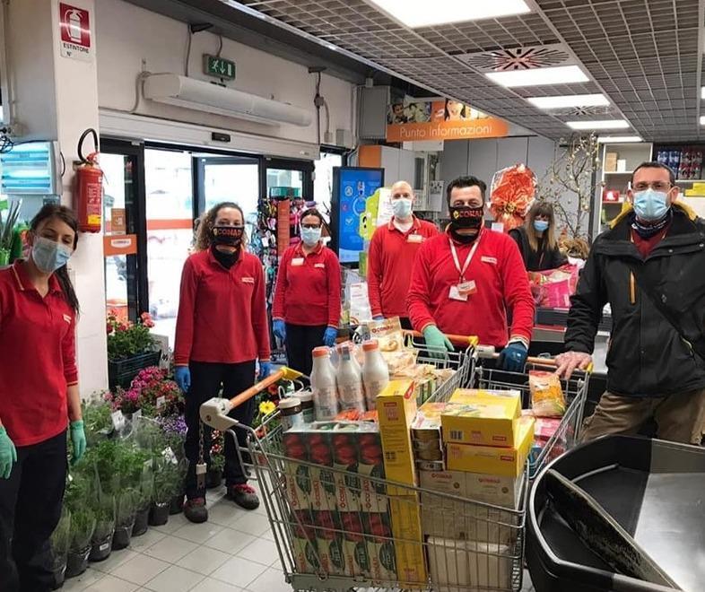 Due tifoserie del basket donano 400 euro di prodotti 