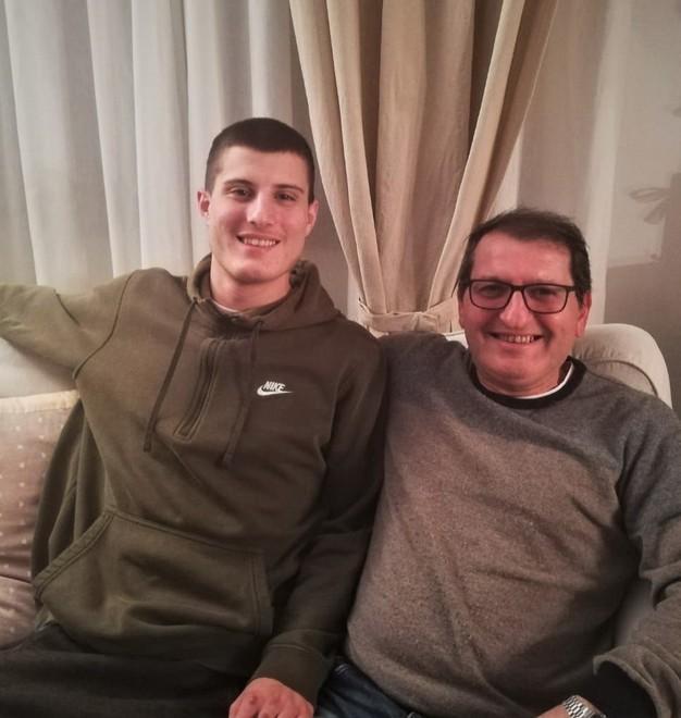 Padre e figlio, il calcio sotto casa e un cuore colorato di gialloverde 