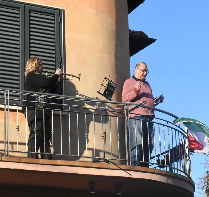 A quota cinquanta brani cantati dal balcone il tenore Arnetoli