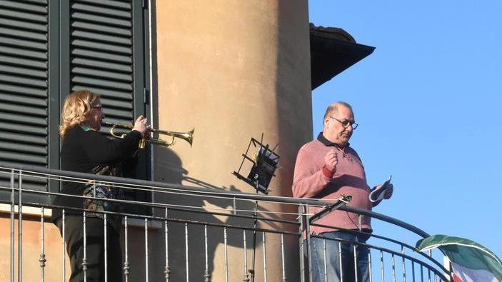A quota cinquanta brani cantati dal balcone il tenore Arnetoli