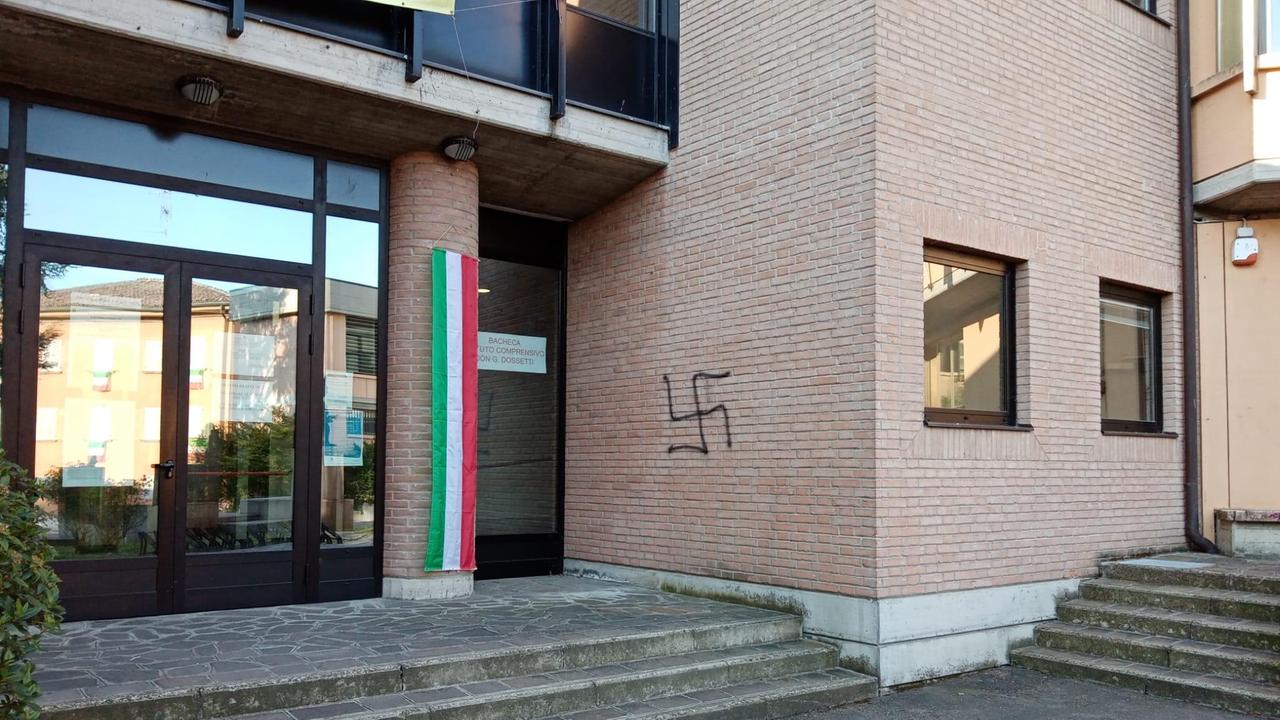 Svastiche sul municipio di Cavriago alla vigilia del 25 aprile