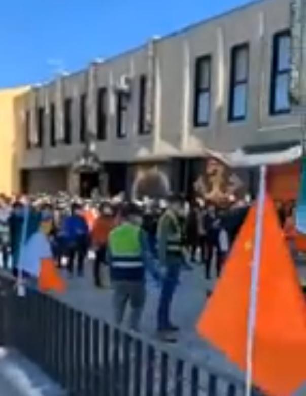 Un fotogramma del video dell'Unione giovani cinesi sulla consegna dei generi alimentari in via Pistoiese