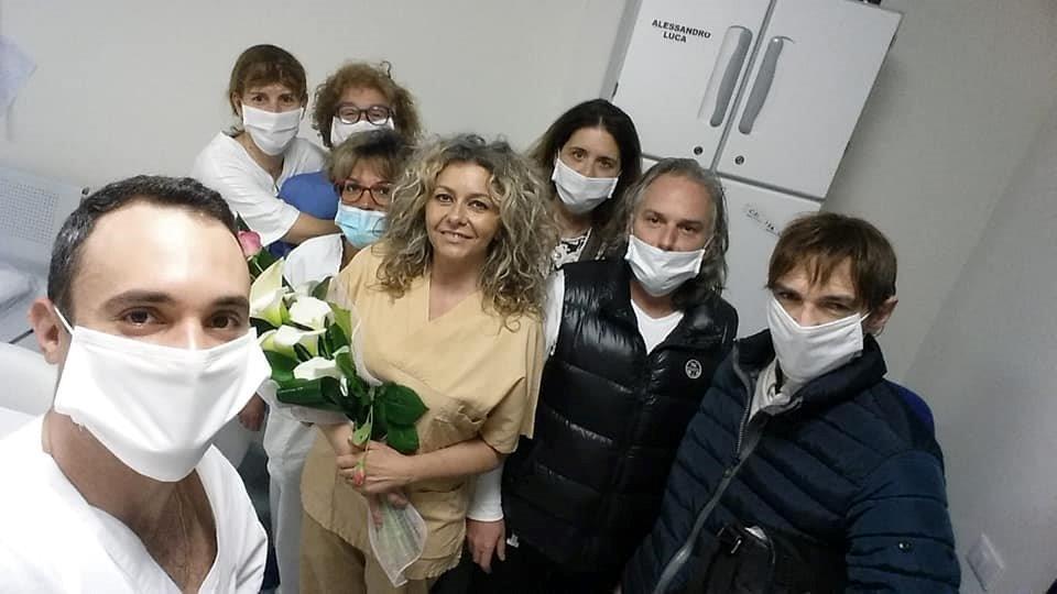 Al centro, a volto scoperto, Damiana Barsotti festeggiata dai colleghi in occasione del compleanno