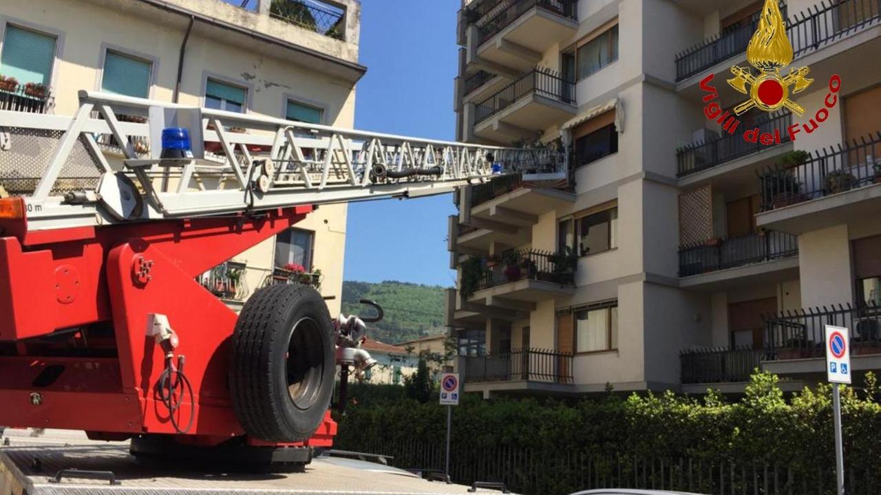 L'intervento dei pompieri al terzo piano della palazzina di via Gioberti