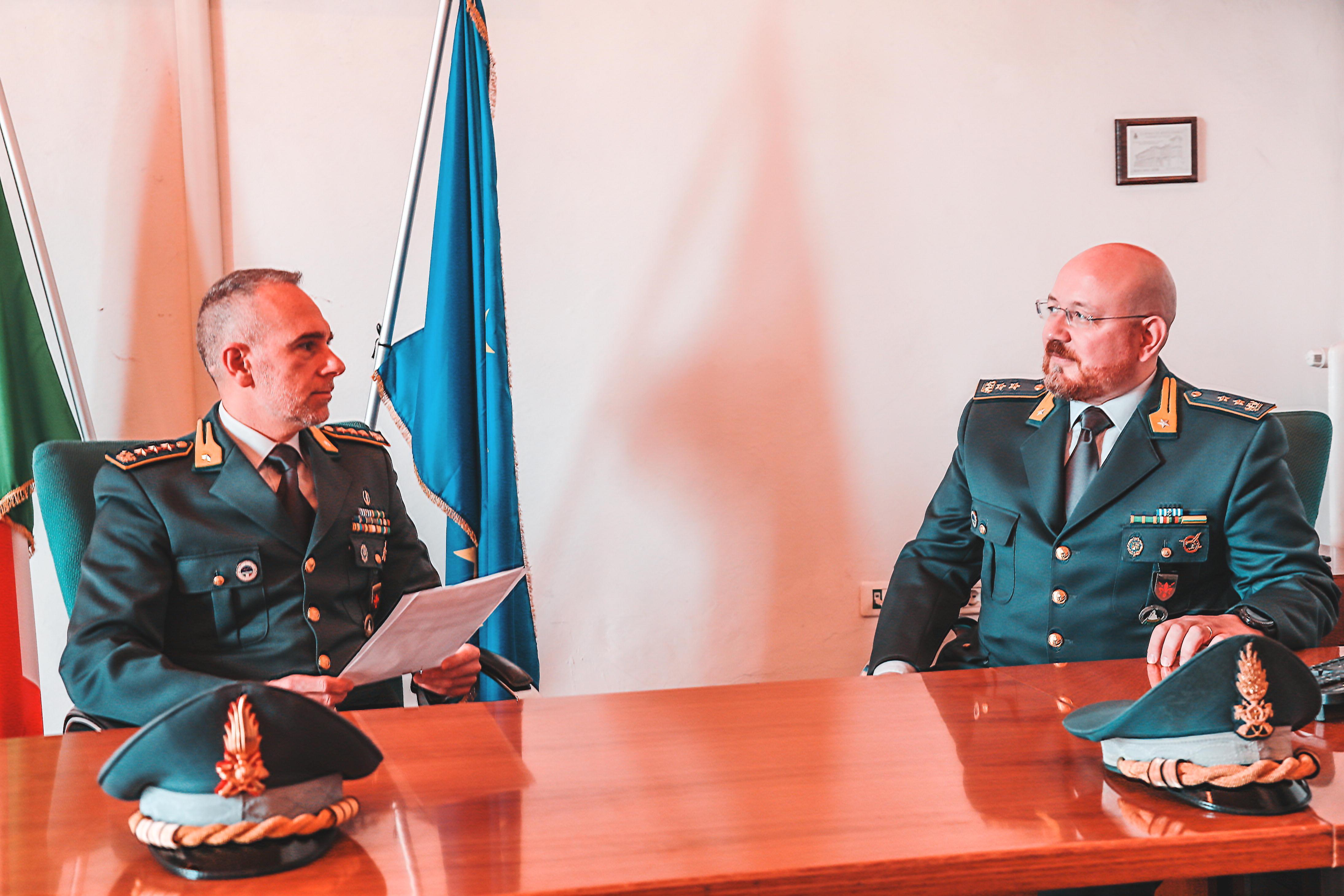 A sinistra il colonnello della guardia di finanza di Livorno, Gaetano Cutarelli, con a destra il tenente colonnello Gabriel Baron (foto Marzi)