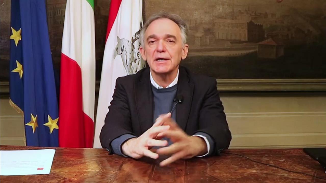 Mascherine gratis solo in farmacia e a domicilio: stop alla distribuzione nei supermercati