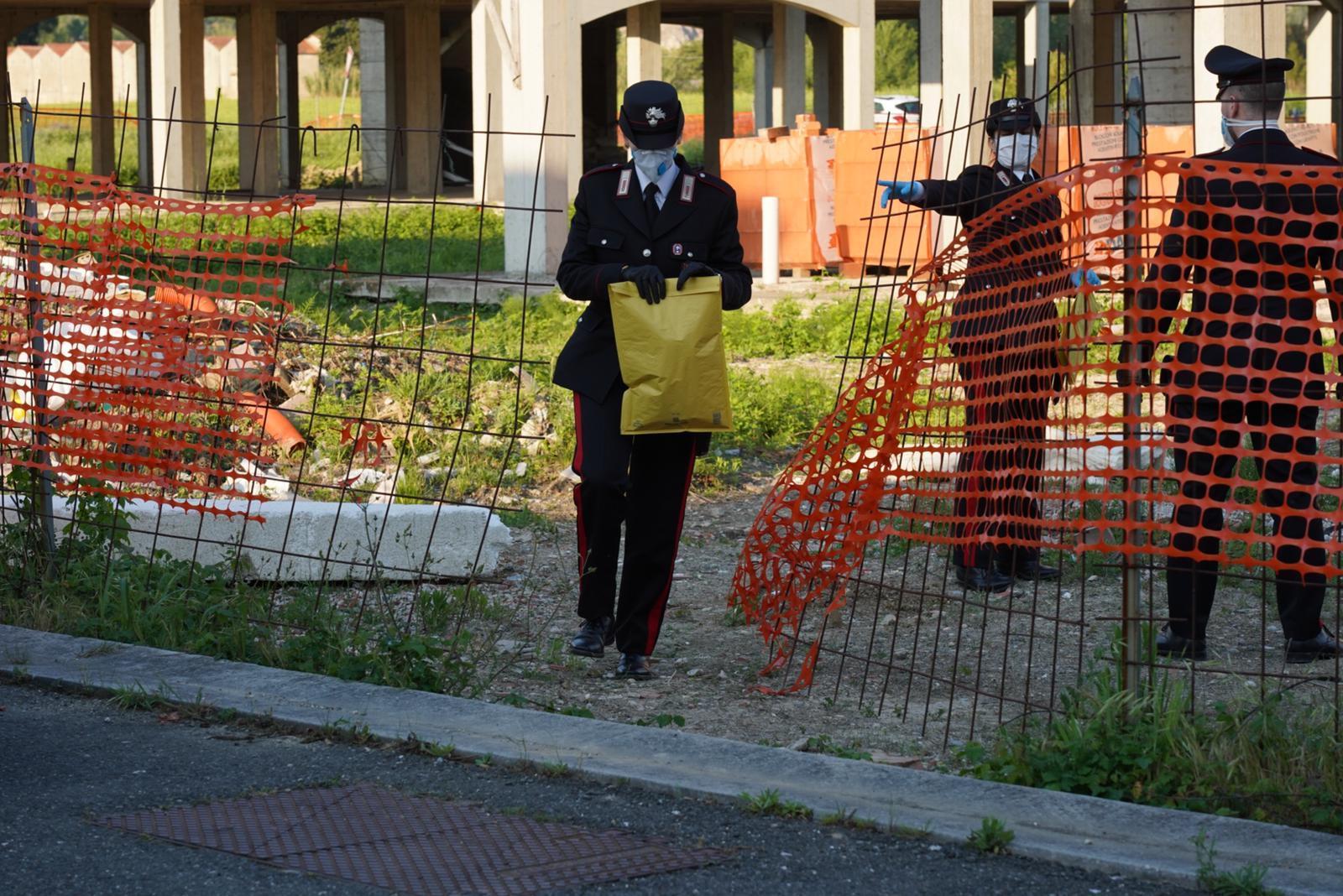 La ciabatta ritrovata nel cantiere è stata portata via in una basta gialla dai caraninieri (Foto Franco Silvi)