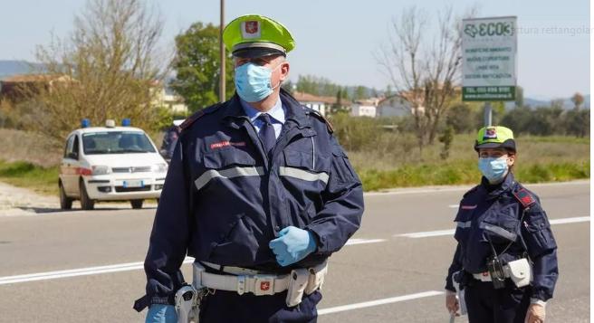 Padri multati non per il saluto tra le figlie ma perché senza mascherine 