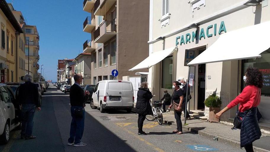 A Rosignano e Cecina mascherine col contagocce e cartelli con l’orario d’arrivo