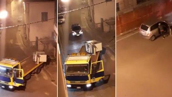 Tentano di portare via il bancomat ma arriva la polizia e fuggono - Video