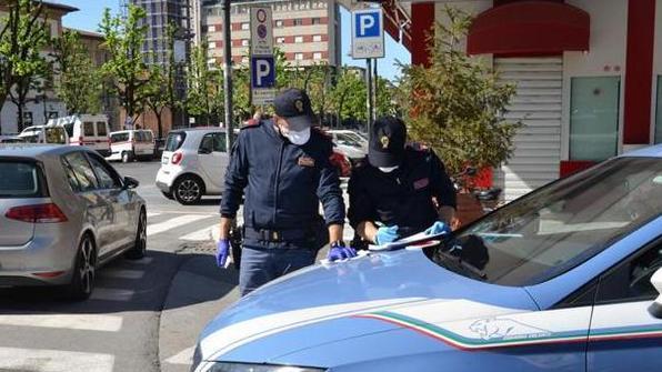 Fermato per caso per strada, a casa aveva due etti d’erba