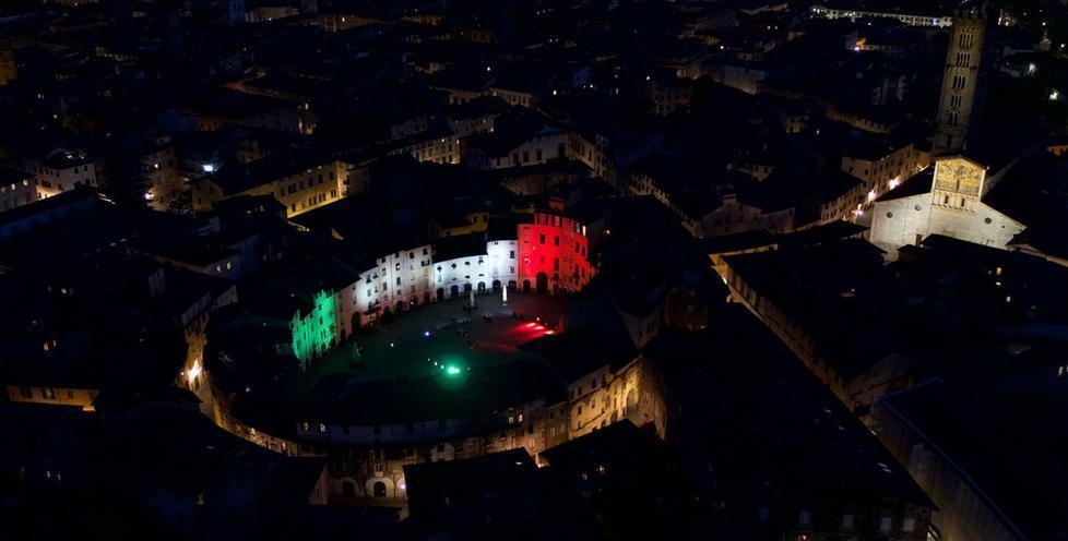Piazza Anfiteatro “indossa” il tricolore: un raggio di speranza contro il Covid-19 