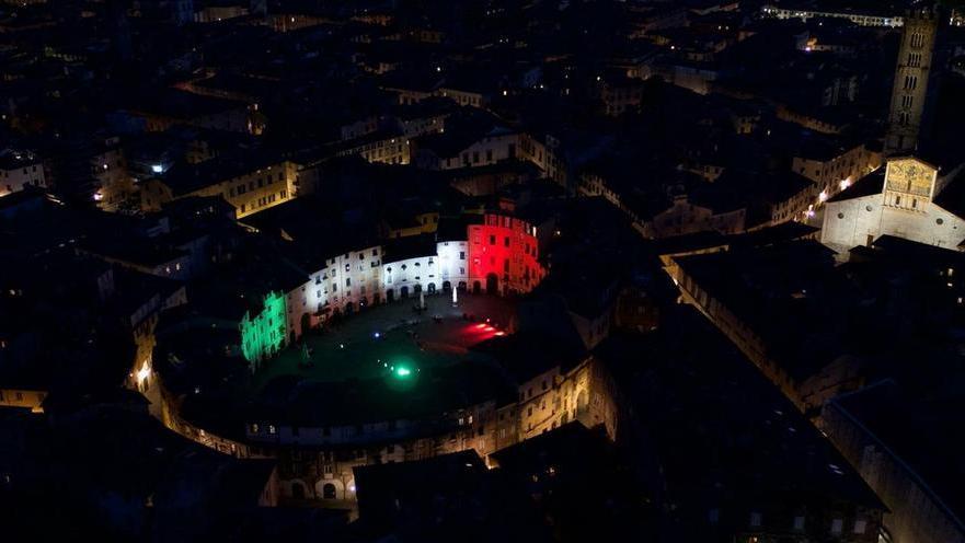 Piazza Anfiteatro “indossa” il tricolore: un raggio di speranza contro il Covid-19