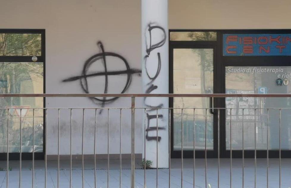 Sui muri scritte e croci celtiche Il sindaco condanna 