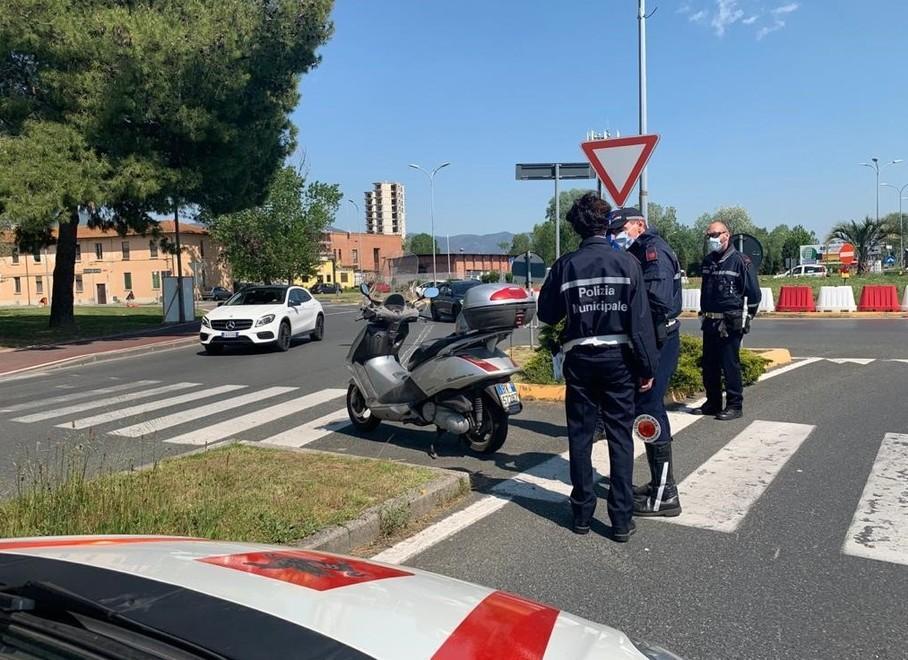 Muore con lo scooter contro un’auto la causa potrebbe però essere un malore 