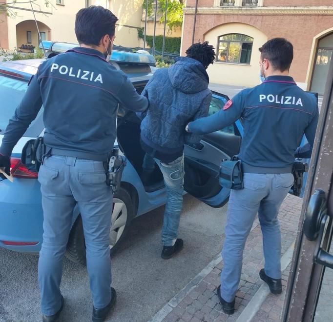 Fermato il rapinatore rimasto ferito nella rissa 
